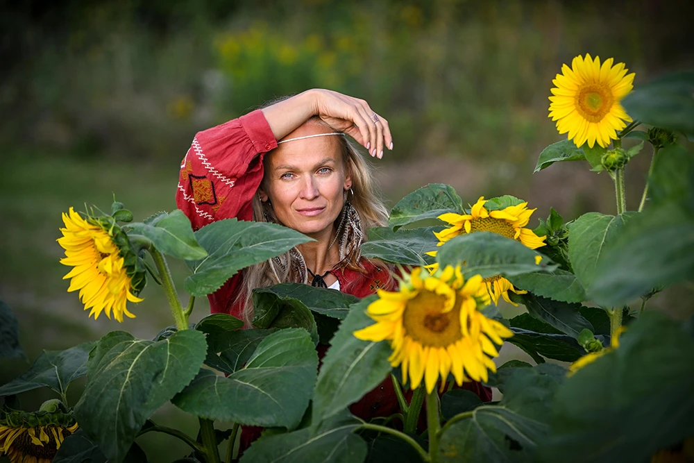 Patrycja Adaszewska pośród pola słoneczników – symbol radości i harmonii.