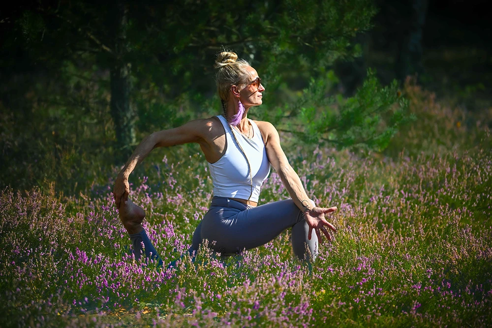 Patrycja Adaszewska ćwiczy w polu lawendy.