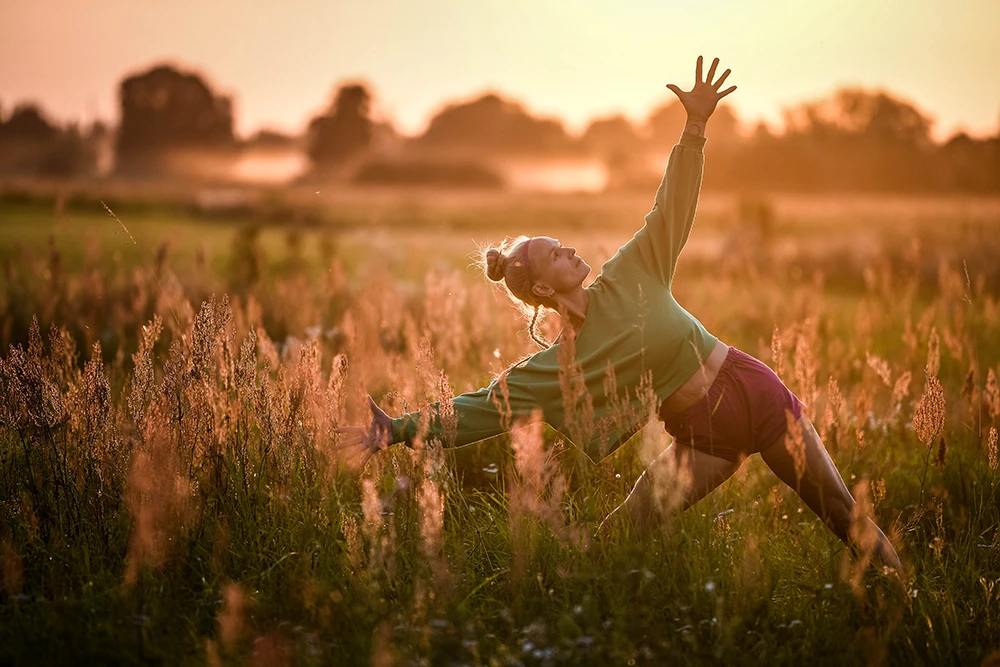 Patrycja Adaszewska pozuje podczas zachodu słońca.